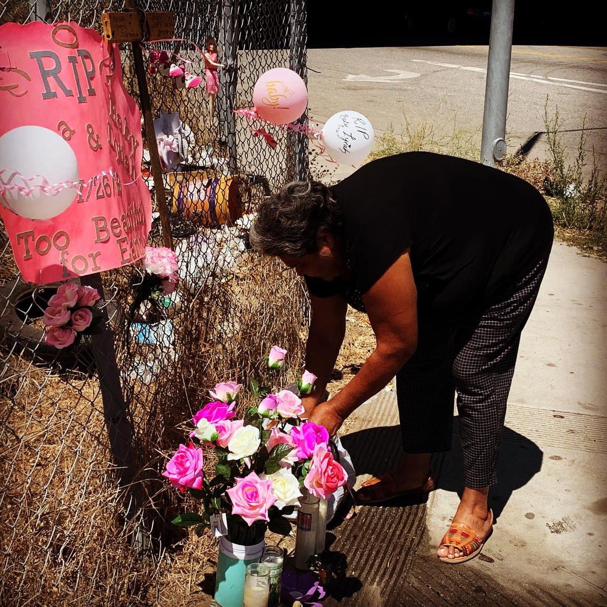 La mujer y su nena, fueron atropelladas justo al frente de su casa en el área de Los Ángeles, el 26 de julio alrededor de las 10:00 pm. El conductor que las envistió no se detuvo para asistirla. Según testigos la mujer intentó hasta su último aliento pedir ayuda, pero murió en la escena, dejando a huérfanos a sus cinco hijos.
