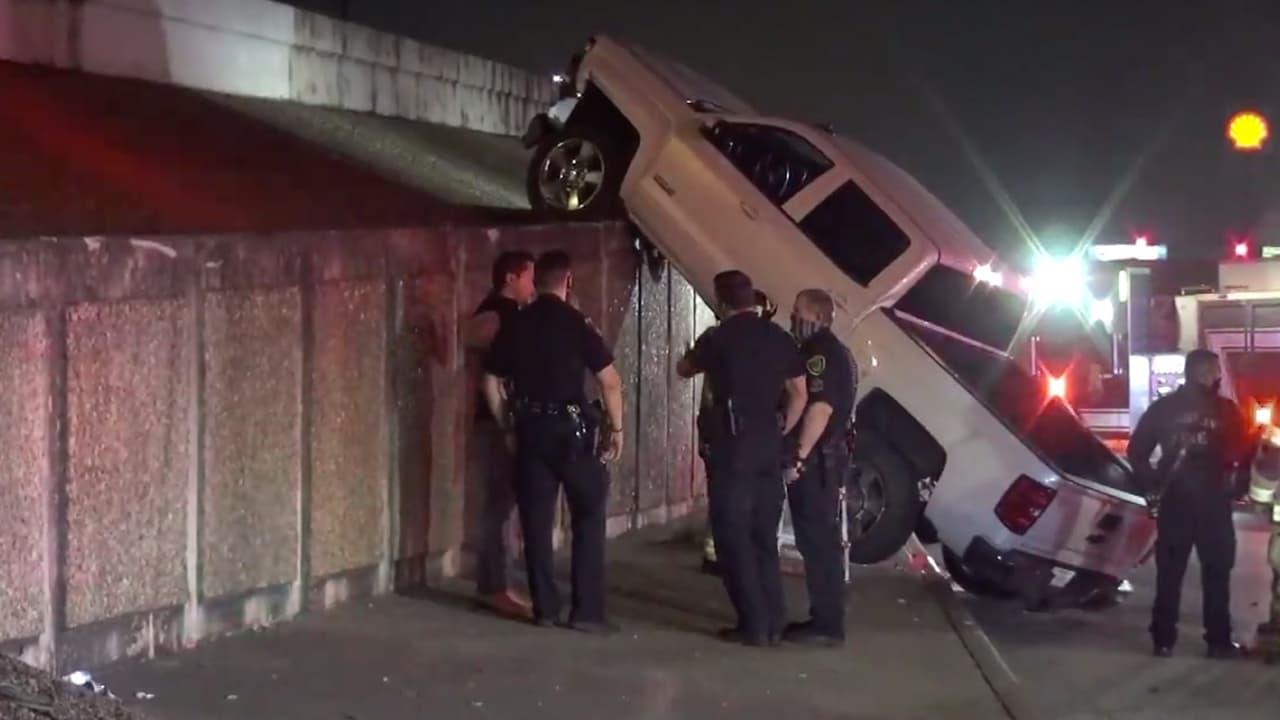 Al tomar la salida se dio cuenta que era un terraplén y el vehículo quedó colgado al costado de la carretera.