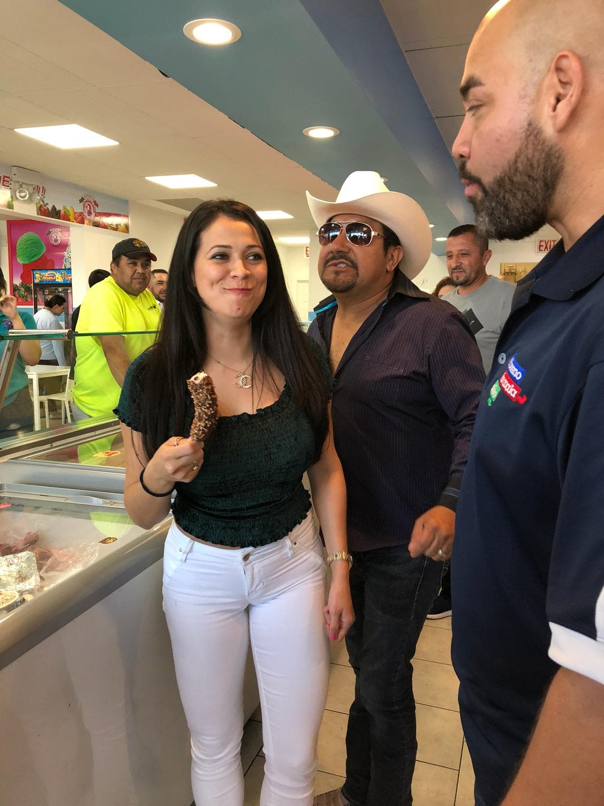 A ella le gustó el dulce, pero el Feo como que tenía ganas de probarlo.