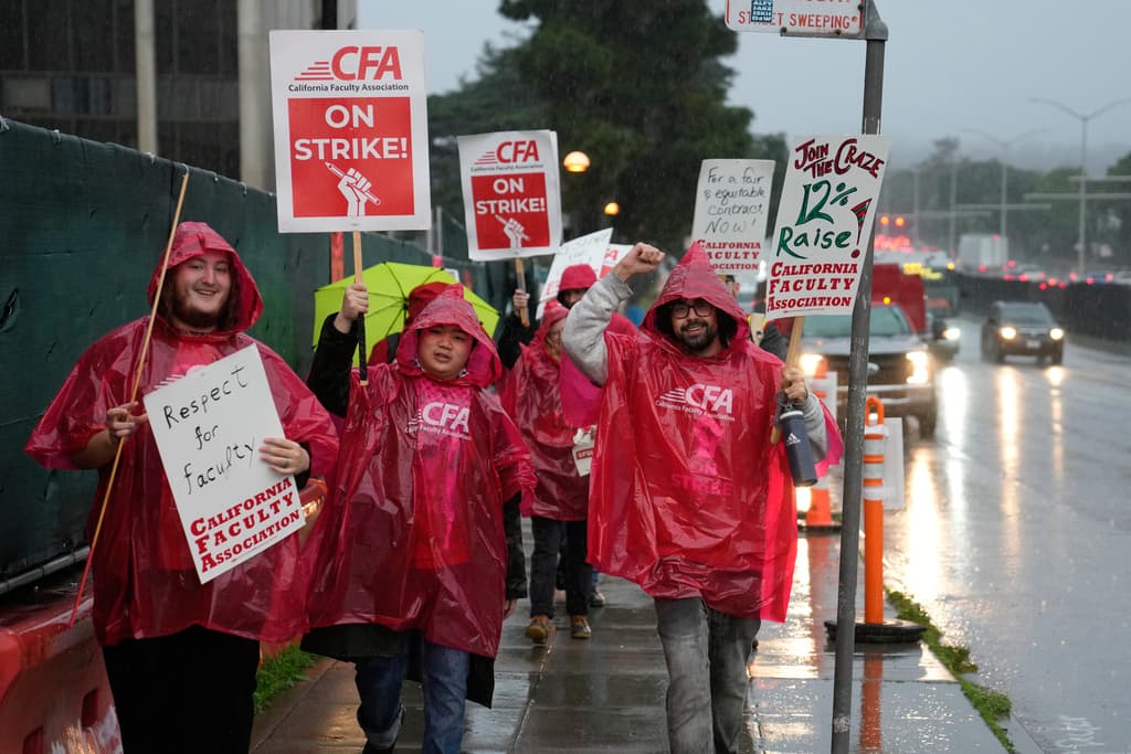 La Universidad Estatal de California, el sistema universitario público más grande de Estados Unidos, se encuentra en medio de una huelga de una semana. En la imagen, manifestantes afuera de la Universidad Estatal de California en San Francisco.