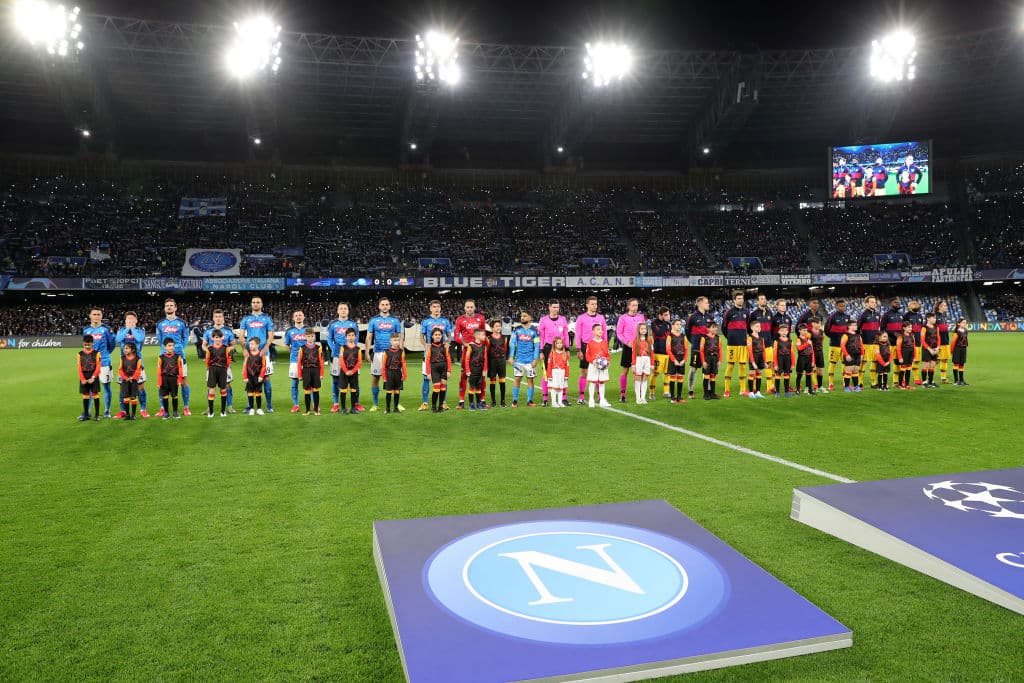 Suena el himno de la Champions League y el ambiente explota en el estadio.