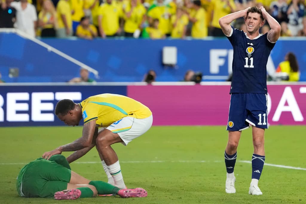 El escocés Ryan Christie reacciona tras fallar un disparo a puerta