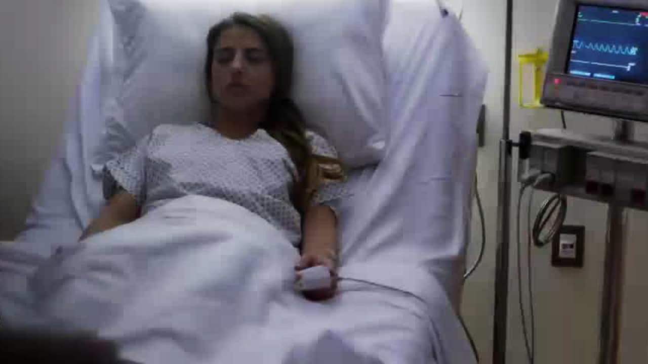 Axel le informó a Charly que Yamelí fue atacada en prisión y que milagrosamente había sobrevivido. Ante la noticia, Charly llamó a Toño para reclamarle por el atentado fallido.