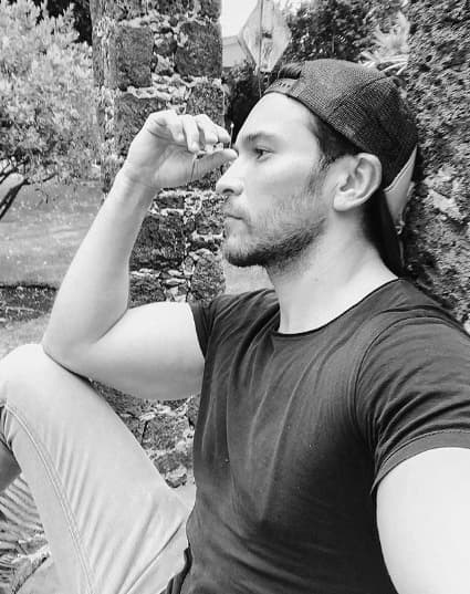 Al parecer el actor y cantante hizo un buen trabajo: "Lo recomiendo, no me dolió nada, te voy a contratar como enfermero".