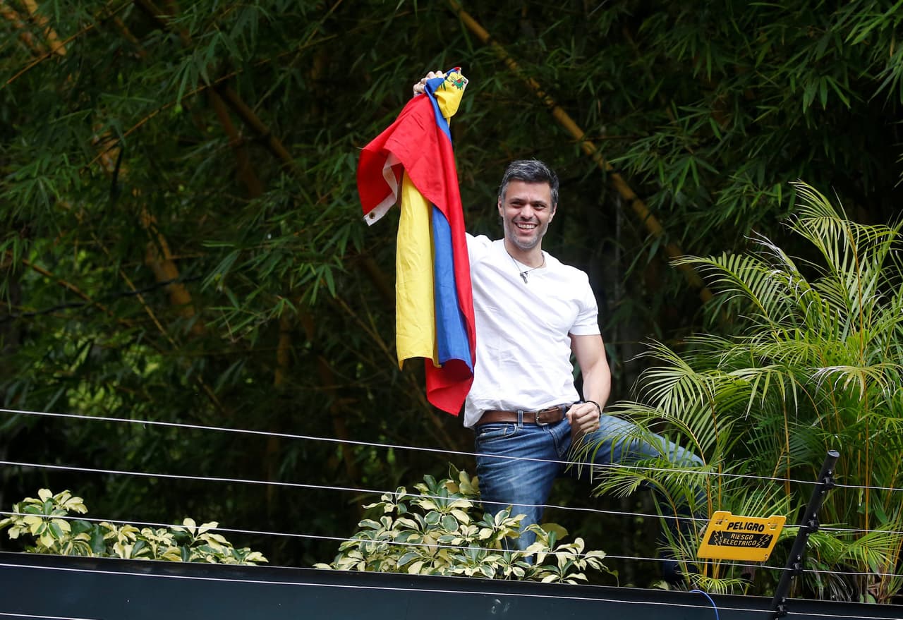 Las cinco versiones (oficiales) sobre lo que motivó el arresto domiciliario de Leopoldo López