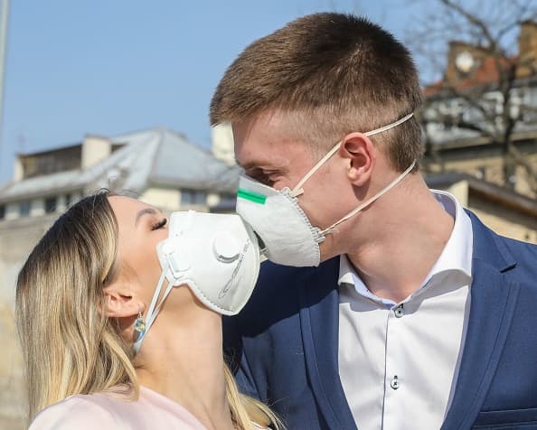 <b>Bodas, funerales y vigilias </b>
<br>Deben alentar a la población en riesgo a participar del evento de forma remota. Según el mandatario, gran número de muertes a causa del virus en Texas ha sido de personas mayores de 65 años.