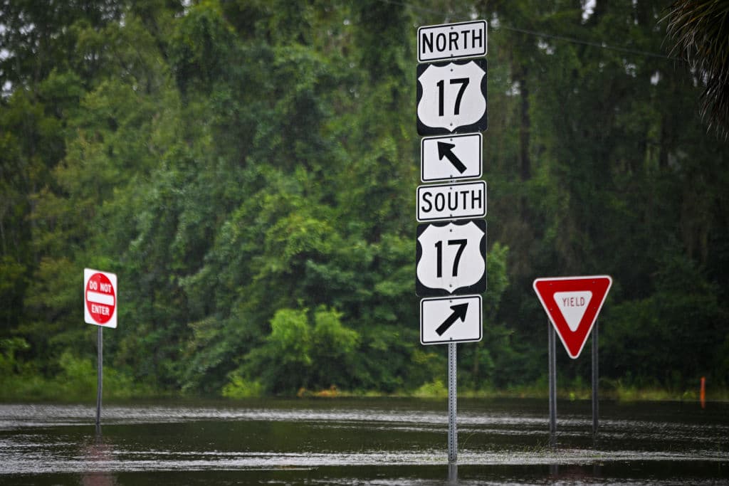 En Ridgeland, 76 millas al suroeste de Charleston, la situación no es muy distinta, con inundaciones descomunales. La tormenta Debby se traslada lentamente por el sureste de Estados Unidos y se anticipa la caída de entre 10 y 20 pulgadas de lluvia.