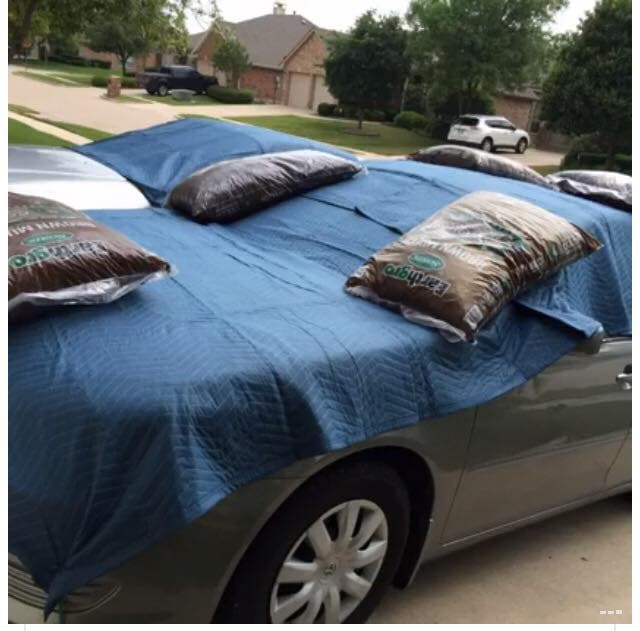 Y es que fuertes tormentas que cayeron hace unos días, destruyeron autos y hasta techos, Por ello, este martes la gente protegió sus vehículos