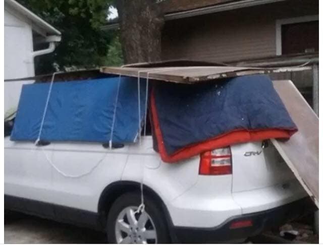 Y es que fuertes tormentas que cayeron hace unos días, destruyeron autos y hasta techos, Por ello, este martes la gente protegió sus vehículos