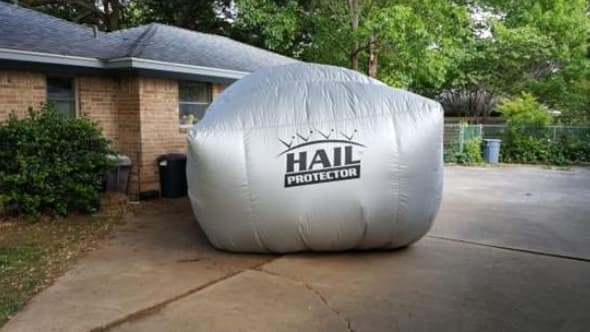 Y es que fuertes tormentas que cayeron hace unos días, destruyeron autos y hasta techos, Por ello, este martes la gente protegió sus vehículos