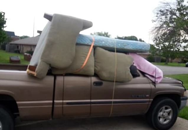 Y es que fuertes tormentas que cayeron hace unos días, destruyeron autos y hasta techos, Por ello, este martes la gente protegió sus vehículos