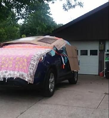 Y es que fuertes tormentas que cayeron hace unos días, destruyeron autos y hasta techos, Por ello, este martes la gente protegió sus vehículos