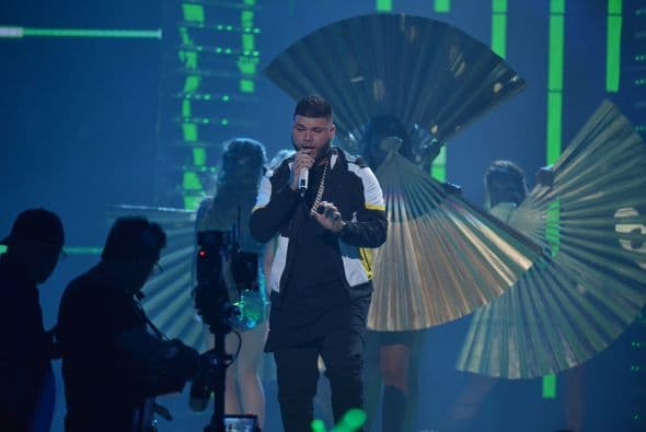 Interpretó el tema 'Lejos de Aquí'.