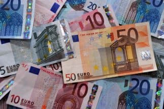 El año comenzó con la entrada en circulación del euro en doce países de la Unión Europea (UE). Alemania , Austria, Bélgica ,España, Finlandia, Francia, Grecia, Irlanda, Italia, Luxemburgo, Países bajos y Portugal hicieron del euro su moneda única.
