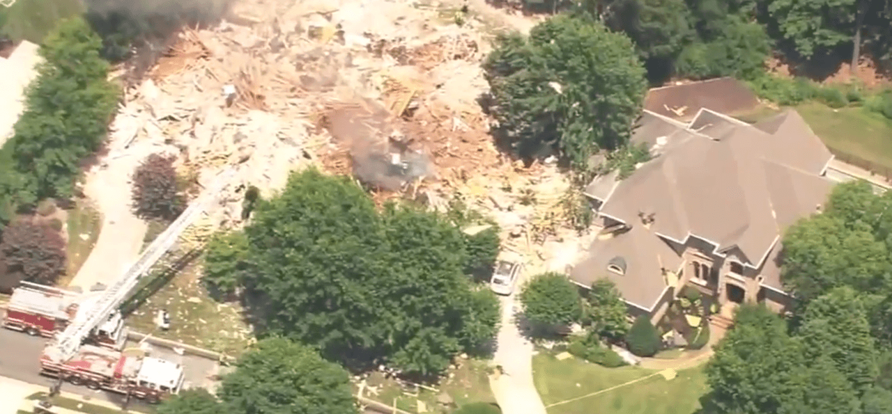 Presunta explosión destruye por completo casa en Charlotte