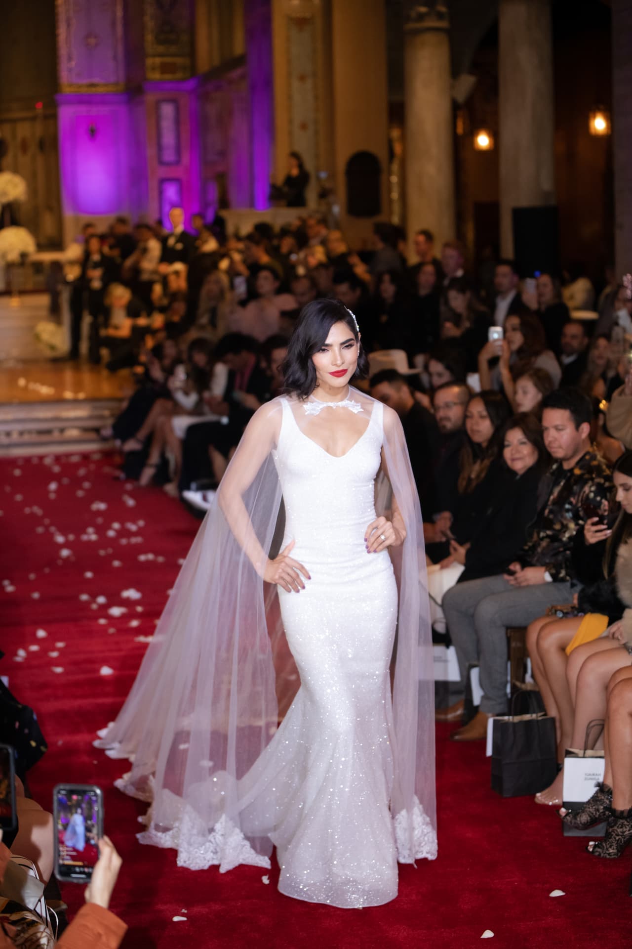 Alejandra Espinoza se dijo ilusionada de volverse a vestir de novia: “No puedo esperar a ponerme el vestido de novia, una sola vez en la vida me lo he puesto y muero de ganas por volverlo a hacer”, así que este modelo llamado Alexa fue el que cerró el desfile.