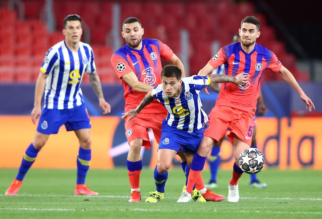 Chelsea derrota al Porto con goles de Mason Mount (32’) y Ben Chilwell (85’), dándole la victoria y ventaja a los ‘Blues’ durante el partido de ida de los Cuartos de Final de la UEFA Champions League. Jesús ‘Tecatito’ Corona participó los 90 minutos del encuentro.