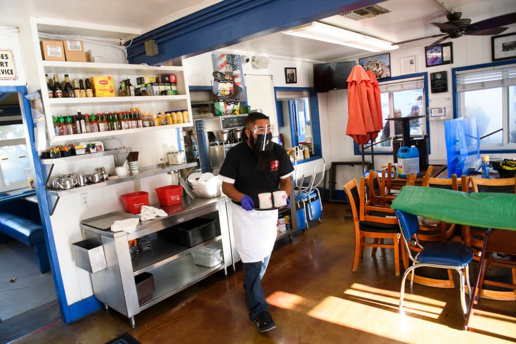 Pedidos de subsidios por desempleo siguen por encima de los 700,000, mientras la pandemia arrecia de nuevo