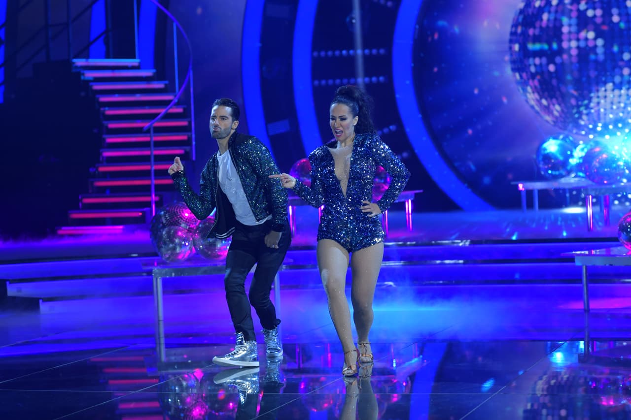 Victoria 'La Mala' bailó la canción 'Never can say goodbye' junto a Toni Costa.