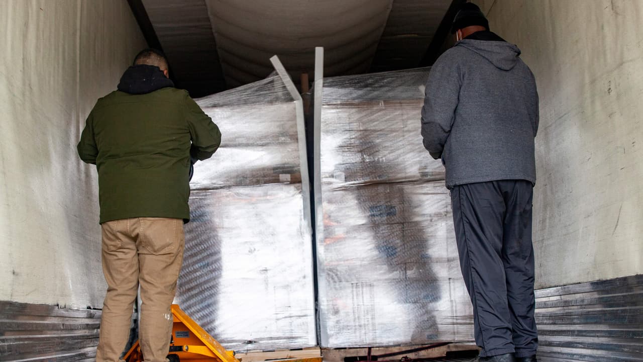 Revisa la letra pequeña de un contrato de mudanza antes de firmar para evitar pagar miles de dólares adicionales