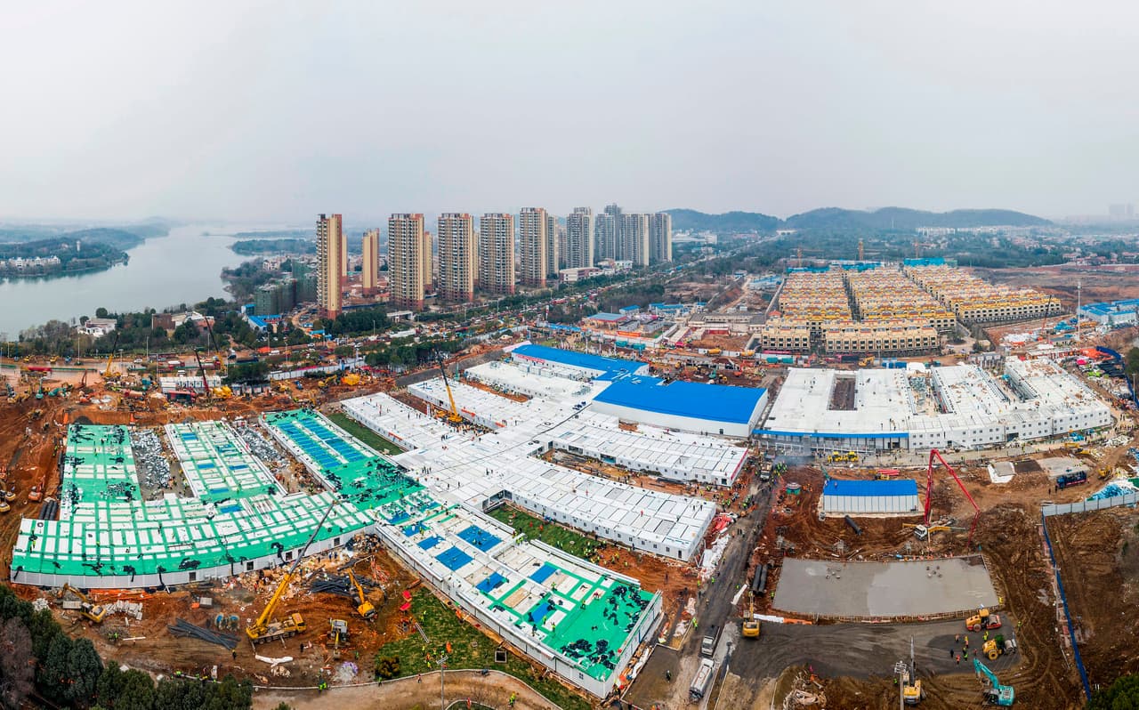 Las autoridades de Wuhan, el epicentro de la crisis por el brote del nuevo coronavirus en China, entregaron al ejército de ese país el control de un nuevo hospital, que fue construido en apenas 10 días. Los primeros pacientes llegaron comenzaron a llegar el lunes, aunque todavía la construcción no se ha completado.