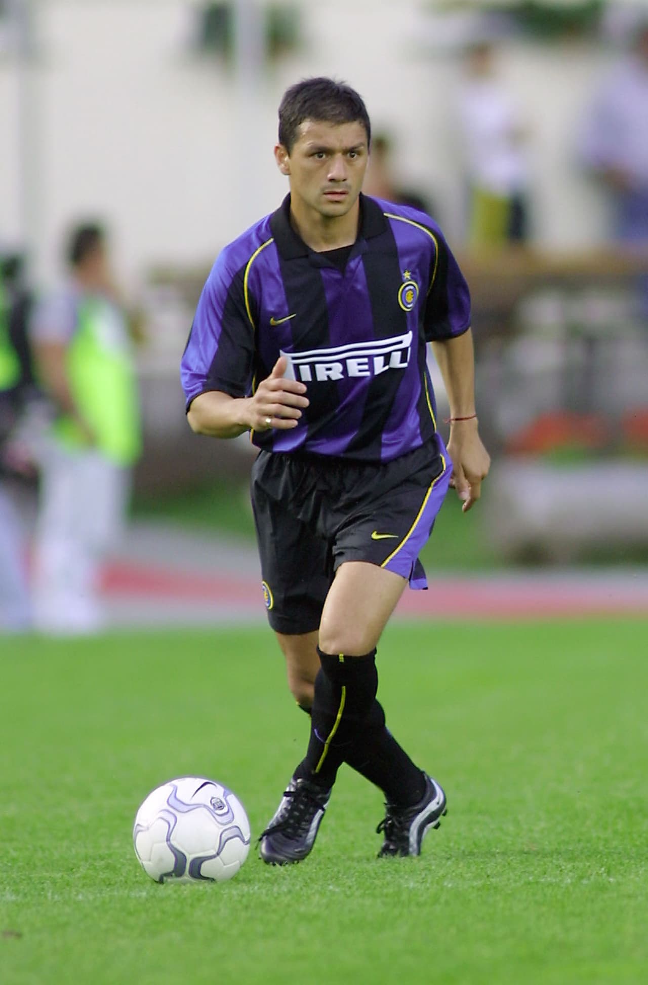 De 2001 a 2003 jugó en el Internazionale di Milano antes de volver a la Argentina con River y Quilmes. En los banquillos se inició como ayudante de Diego Simeone.