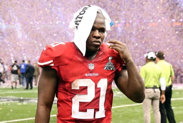 La gran fiesta deportiva del año en Estados Unidos, el Super Bowl de la Liga Nacional de Fútbol Americano (NFL), en su cuadragésima séptima edición, ya forma parte de la historia con los Ravens de Baltimore como nuevos campeones al vencer por 34-31 a los 49ers de San Francisco. Los pronósticos se cumplieron, los Ravens llegaron al Mercedes-Benz Super Dome de Nueva Orleans con el mejor mariscal de campo del momento, Joe Flacco, y la mejor defensa de la NFL, ambos factores se hicieron presentes en los momentos decisivos que hicieron posible el triunfo y el conseguir el segundo trofeo Vince Lombardi en la historia de la franquicia de Baltimore. Flacco, de 28 años, fue el líder perfecto en la primera parte al conseguir tres pases de anotación, que lo dejaron como el sexto mariscal que lo consigue en la historia del Super Bowl y una ventaja parcial de 21-6 al descanso que sería decisiva. El safety Ed Reed, nativo de New Orleans, empataría la mejor marca de la fase final de la NFL con nueve robos aéreos, mientras que Kaepernick quedaría con la mancha de la interceptación que sufrió. Antes que se diese el ya histórico apagón, el primero en un Super Bowl, el receptor abierto Jacoby Jones también quiso entrar en los libros de las marcas al conseguir nada más comenzar el tercer periodo al regresar 108 yardas de "touchdown" una devolución de balón, la mejor de todos los tiempos. Kaepernick y los 49ers vivieron los momentos estelares del partido al conseguir 23 puntos en menos de 13 minutos, 17 fueron consecutivos. Lewis, no brilló como en el primer Super Bowl del 2001 cuando ganó el premio de Jugador Más Valioso (MVP), que esta vez le fue con todos los honores a Flacco, al completar 22 de 33 pases para 287 yardas, sin interceptaciones, pero hizo seis derribos y cuatro fueron "placajes" solitarios. Suficientes para que los Ravens lograsen el segundo trofeo Vince Lombardi en su historia y Lewis pudiese cerrar con broche de oro su legado de 17 temporadas brillantes dentro de la competición de la NFL. Mientras que la revelación de la temporada Kaepernick confirmó que es un mariscal muy especial, lleno de energía, que corre como nadie, que tiene un dinamismo único, pero que todavía no pudo emular a los legendarios Montana y Young, que lo precedieron al frente de los 49ers en los cinco Super Bowls que disputaron y que consiguieron ganar. Los jugadores de los 49er, encabezados por el corredor Frank Gore insistieron que su equipo fue mejor como conjunto que los Ravens se aprovecharon de acciones aisladas. Pero el marcador final estableció que los ganadores fueron los Ravens, por eso dos hermanos, John y Jim Harbaugh, los primeros en la historia de la NFL que dirigieron a los equipos que disputaron un título de Super Bowl, al concluir el partido fueron al encuentro y se dieron un gran abrazo.