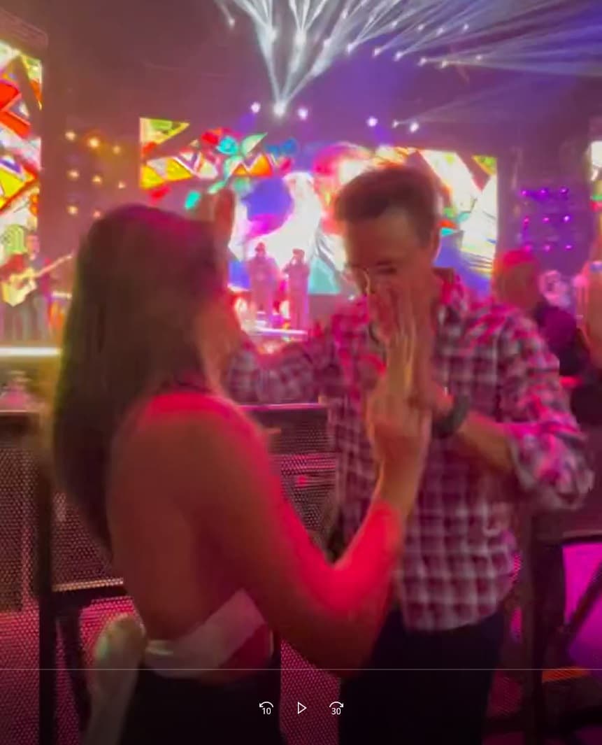 'El Temerario' aprovechó la oportunidad para bailar con su hija. En el escenario, Nodal estaba atento a cómo se divertían sus invitados.