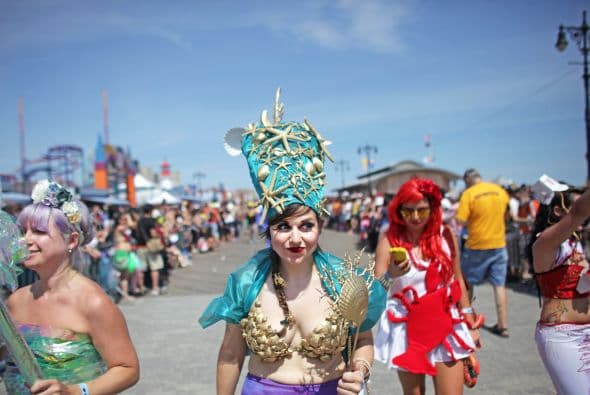 El espíritu kitsch y guasón de la cabalgata encaja perfectamente con el carácter neoyorquino y entronca además con un festejo anterior y también muy popular, el Mardi Gras de Coney Island.
