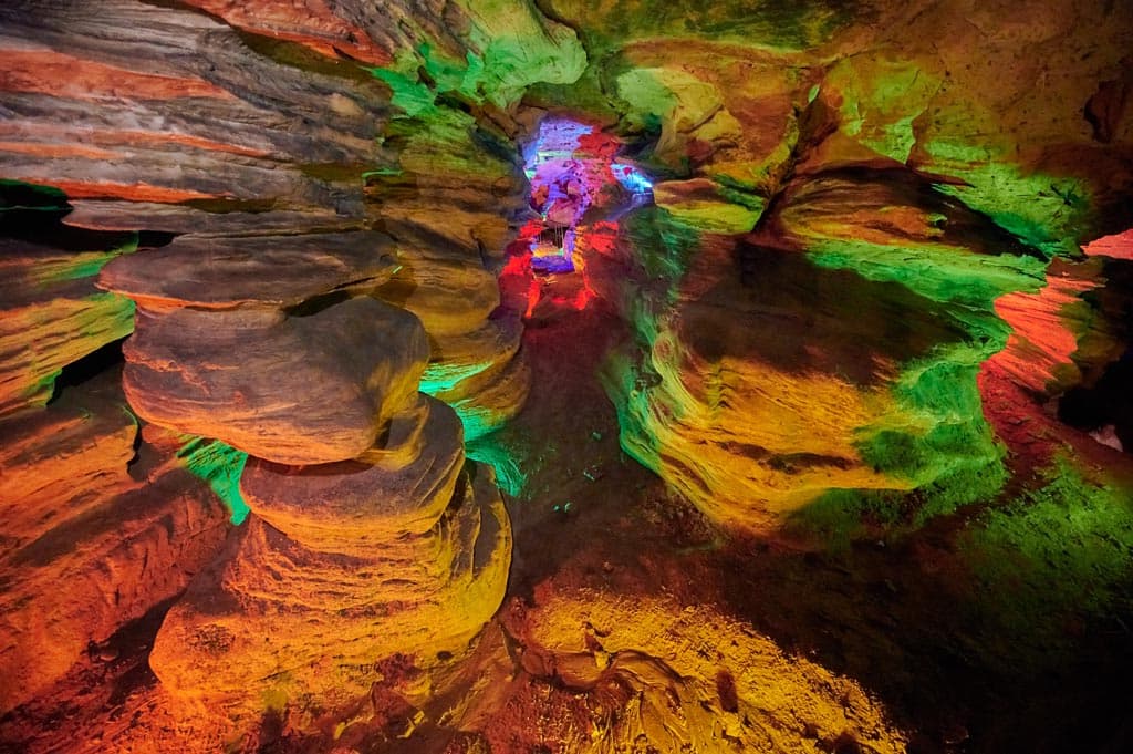 <b>Laurel Caverns</b>: Laurel Caverns es la cueva más grande de Pensilvania. Tiene tres millas de cavernas. Afortunadamente, hay visitas guiadas, así que no te perderás.