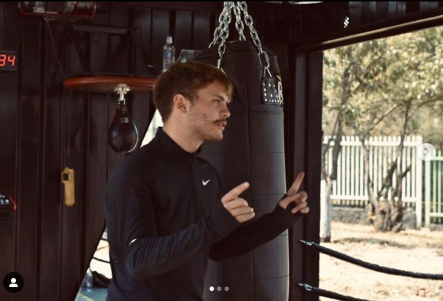 Es 'head coach' en un centro deportivo especializado en box, ubicado en la exclusiva zona de Santa Fe, en la capital mexicana.
<br>