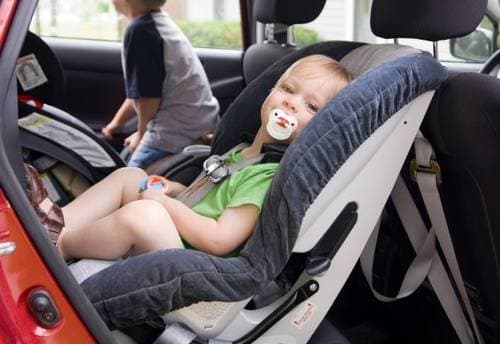 <b>Instalación correcta de las sillas</b>
<br>
<u><b>¿Por qué colocar la silla mirando hacia atrás?:</b></u>
<b> </b>Las fuerzas generadas por un choque frontal son enormes. Si la silla está colocada viendo hacia el frente, provocaría grandes tensiones en el cuello, columna vertebral y órganos internos del niño (frágiles cuando son pequeños). Para reducir el riesgo de lesiones graves, la silla debe ir en el asiento posterior y mirando hacia la parte posterior del carro hasta que el niño tenga mínimo dos años o cierto peso (leer las recomendaciones del fabricante de la silla).