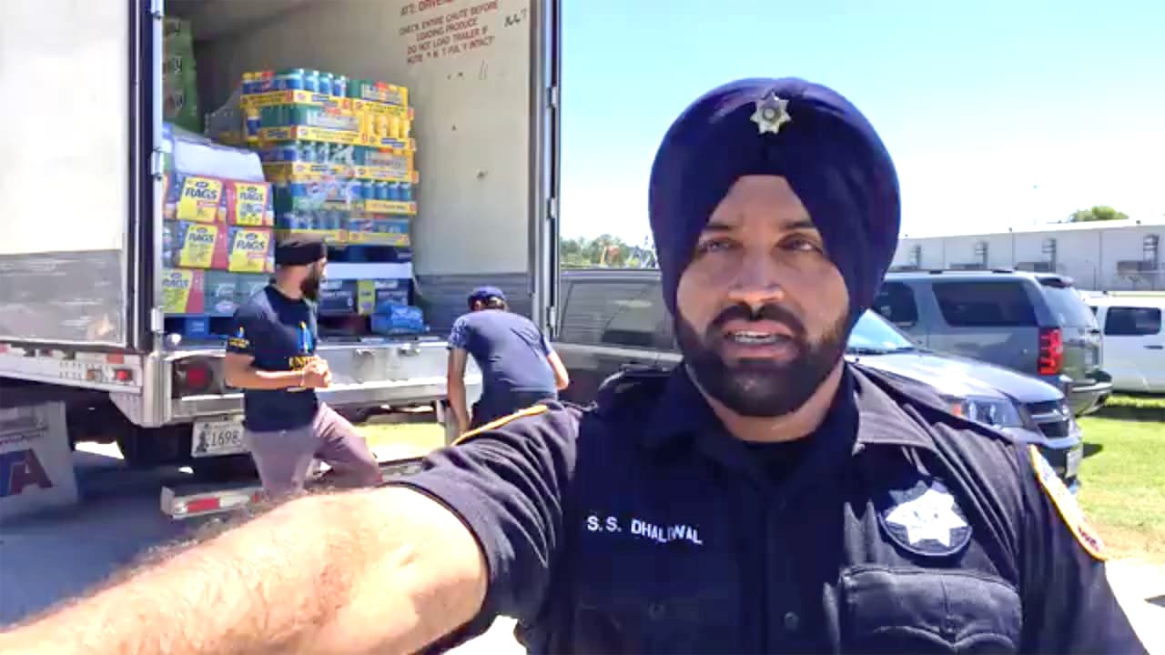 El oficial Dhaliwal hizo un Faebook Live en 2017 después del Huracán Harvey, agradeciendo a United Sikhs (comunidad religiosa a la que pertenecía) por sus donaciones de agua para los damnificados en el área de Houston."El Oficial Sandeep Dhaliwal 
<b>era</b> 
<b>extraordinario</b>, después del Huracán Harvey, recolectó suministros para ayudar a la comunidad", se lee en un post de Twitter de la oficina del sheriff del condado Harris.