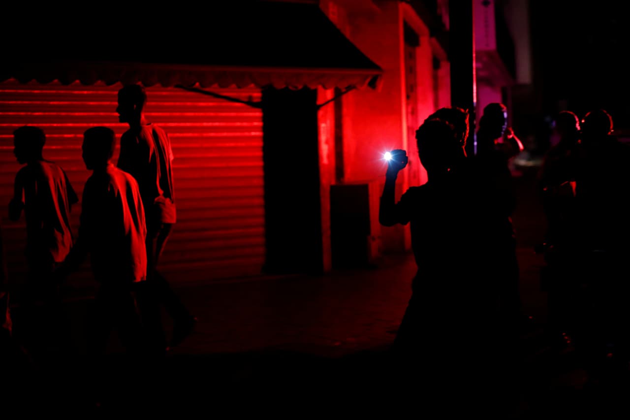 Gente caminando por las calles oscuras de Caracas, tras el apagón. El régimen informó de planes de contingencia para el suministro de agua potable, que es interrumpido cada vez que ocurre un apagón; para la prestación del servicio de transporte público; para mantener el funcionamiento en los hospitales y para reforzar la seguridad en las calles con más vigilancia.