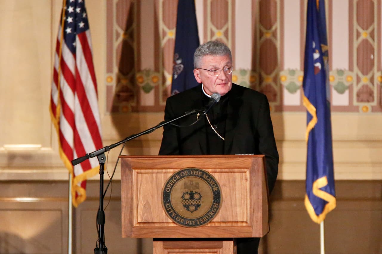 Obispo acusado de encubrir abusos a menores dentro de la iglesia dice que "entiende la rabia" de las víctimas 