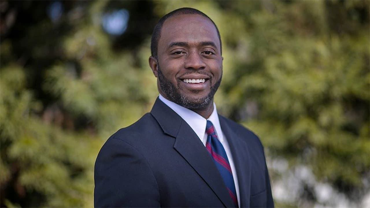 Escuelas de California planean nuevo papel de la Policía ante protestas por brutalidad racial