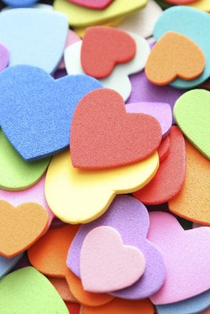 Flores de corazones. Esta manualidad es fácil de hacer y es ideal para que los niños se diviertan. Solo necesitas colocar los corazones de papel espuma, de forma que creen una flor, y unirlos con pegamento.