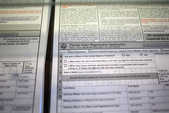 Por correo: Desde su computadora, usted puede imprimir el formulario para llenarlo y firmarlo. Luego de completar la planilla, tiene que enviarla por correo al Registrador del Condado en el que es residente legal. Si lo hace por correo, tiene que enviar su planilla 5 días antes de la fecha límite para registrarse. Para las elecciones federales, puede obtener un formulario imprimible en español en este link www.eac.gov/voter_resources/register_to_vote.aspx