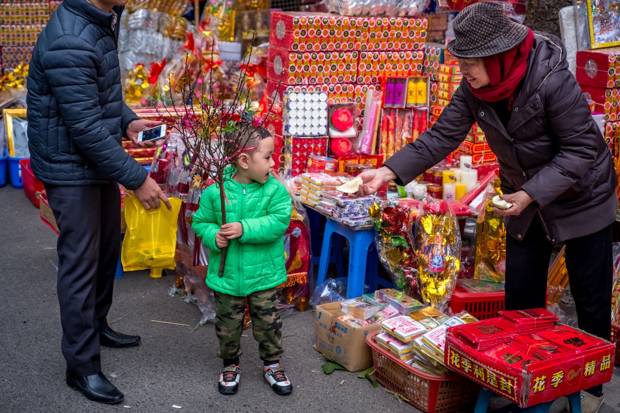 Grant a Wish recoge juguetes donados, juegos, libros y más y proporcionan los artículos a familias de bajos ingresos en el condado de Cook. También hay unidades de alimentación y suministros escolares. La ubicación es 1136 este de la calle 93 Chicago, IL 60619. El número de teléfono es (773) 731-7202.