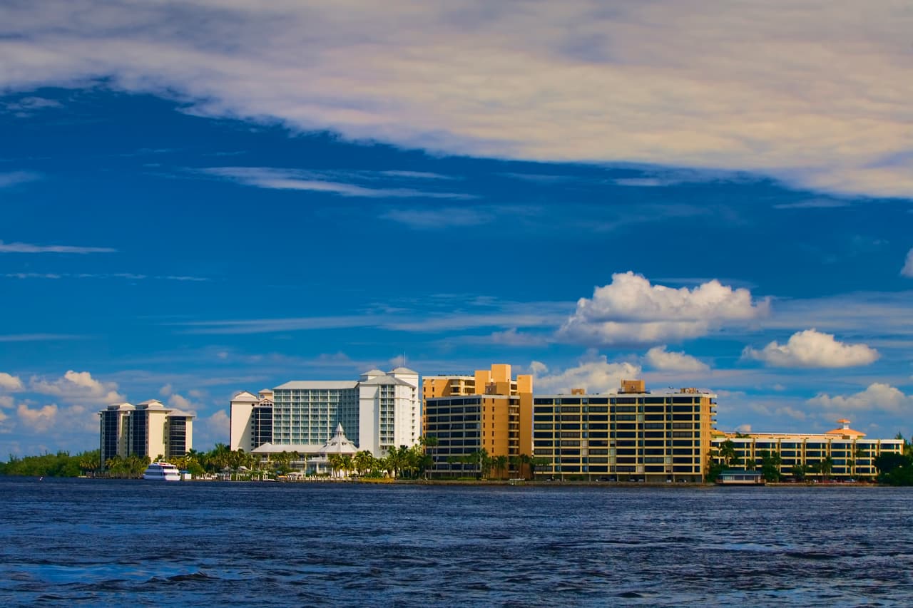 <h3 class="cms-H3-H3">1. Punta Rassa, Florida</h3>
<br>
<br>📖
<b>Media de edad: </b>80.8 años.
<br>
<br>📖
<b>Población que asiste a la universidad: </b>1.8%
<br>
<br>📖
<b>Población menor de 18 años:</b> 0.0%
<br>
<br>📖
<b>Población mayor de 65 años: 88</b>.5%
<br>
<br>📖
<b>Población: </b>1,566 habitantes.
<br>