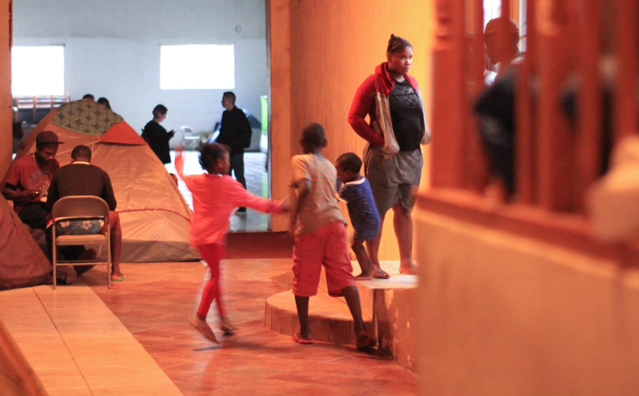 Algunas madres aseguran haber recibido ofertas de cientos de dólares para cruzar la frontera con sus niños y hombres desconocidos.