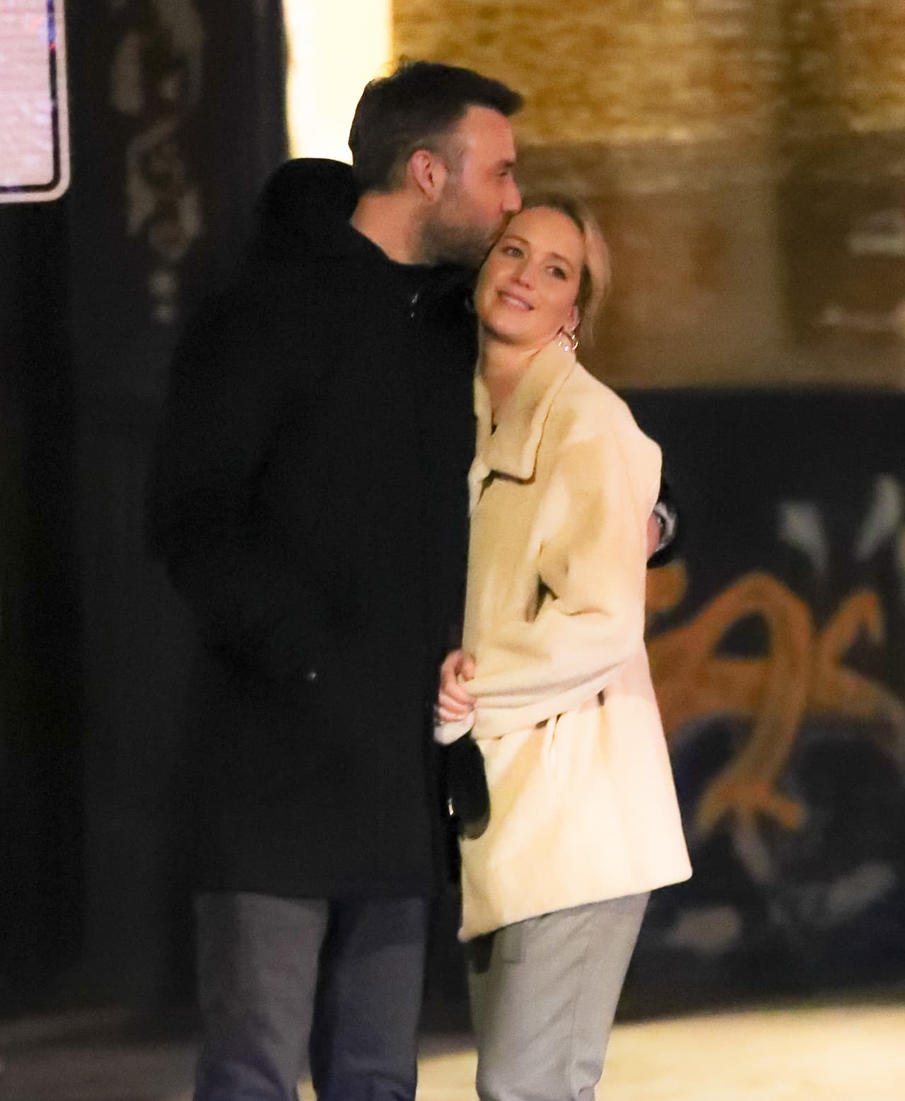 "Con Cooke fue muy orgánico. Antes de conocer a Cooke yo no estaba lista para casarme, pero en cuanto lo conocí me quería casar con él. Nos queríamos casar y comprometernos por completo, es mi mejor amigo y lo quiero atar legalmente a mi, y afortunadamente el papeleo para algo así existe, que es lo mejor. Encuentras a tu persona favorita en el planeta y le dices que no se puede ir, así que quería tomar esa oferta", dijo a tono de broma.