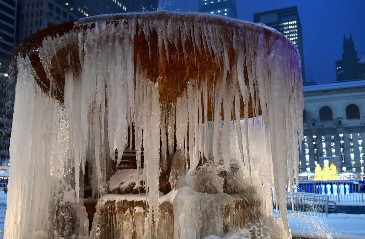 Una fuente congelada al amanecer del 1 de febrero en Nueva York. En esta ciudad las clases presenciales fueron canceladas y muchos centros de vacunación contra el covid-19 fueron cerrados.
<br>