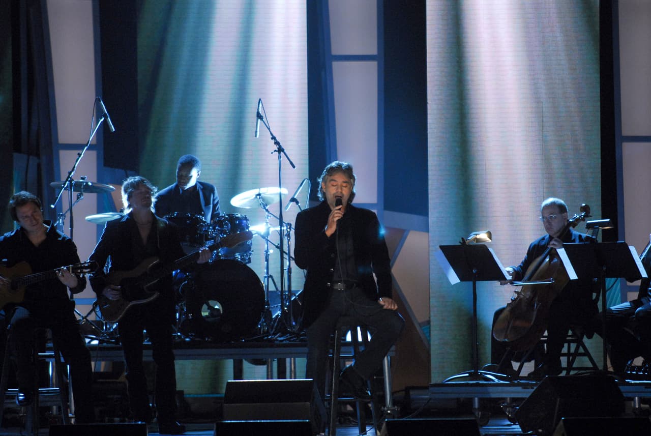 Andrea Bocelli, nominado a dos categorías por su álbum 'Amor', tuvo una actuación memorable al interpretar 'Bésame Mucho'.