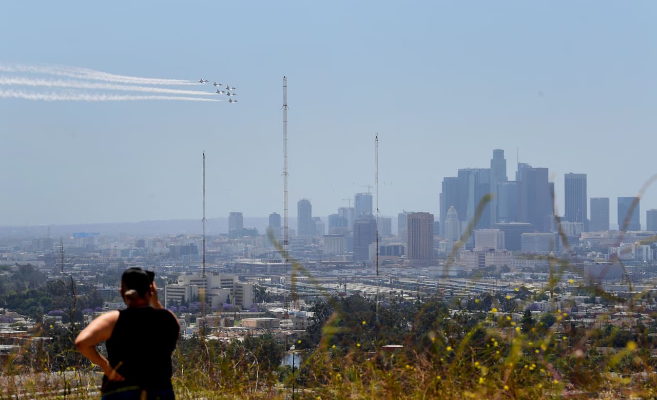 Miles de personas vieron las piruetas de los Thunderbirds desde diversos puntos de la ciudad.