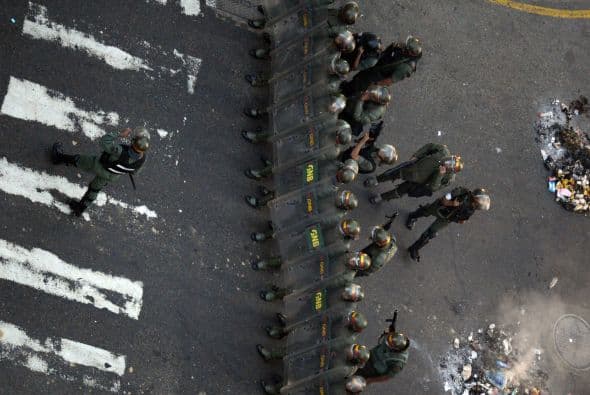 Los hechos se produjeron en la puerta de la Fiscalía General de Venezuela, en Caracas, cuando los manifestantes exigían la liberación de dos jóvenes, nos informa maduradas.com. Los estudiantes llevaron a cabo una manifestación pacífica contra el régimen del mandatario Nicolás Maduro el 12 de febrero de 2014. Motorizados uniformados y con sus caras cubiertas, dispararon contra los manifestantes, matando a dos estudiantes y a un oficial.