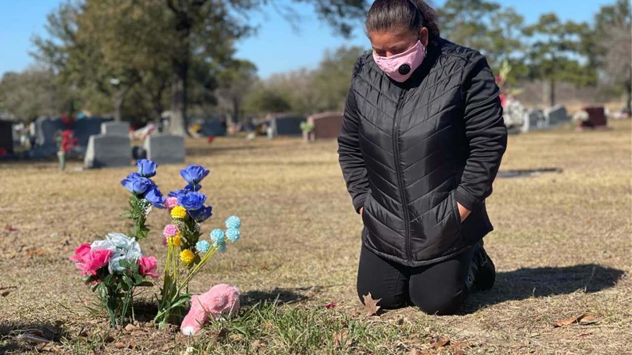Familia hispana paga a una empresa casi $3,000 por una lápida pero meses después la tumba sigue vacía