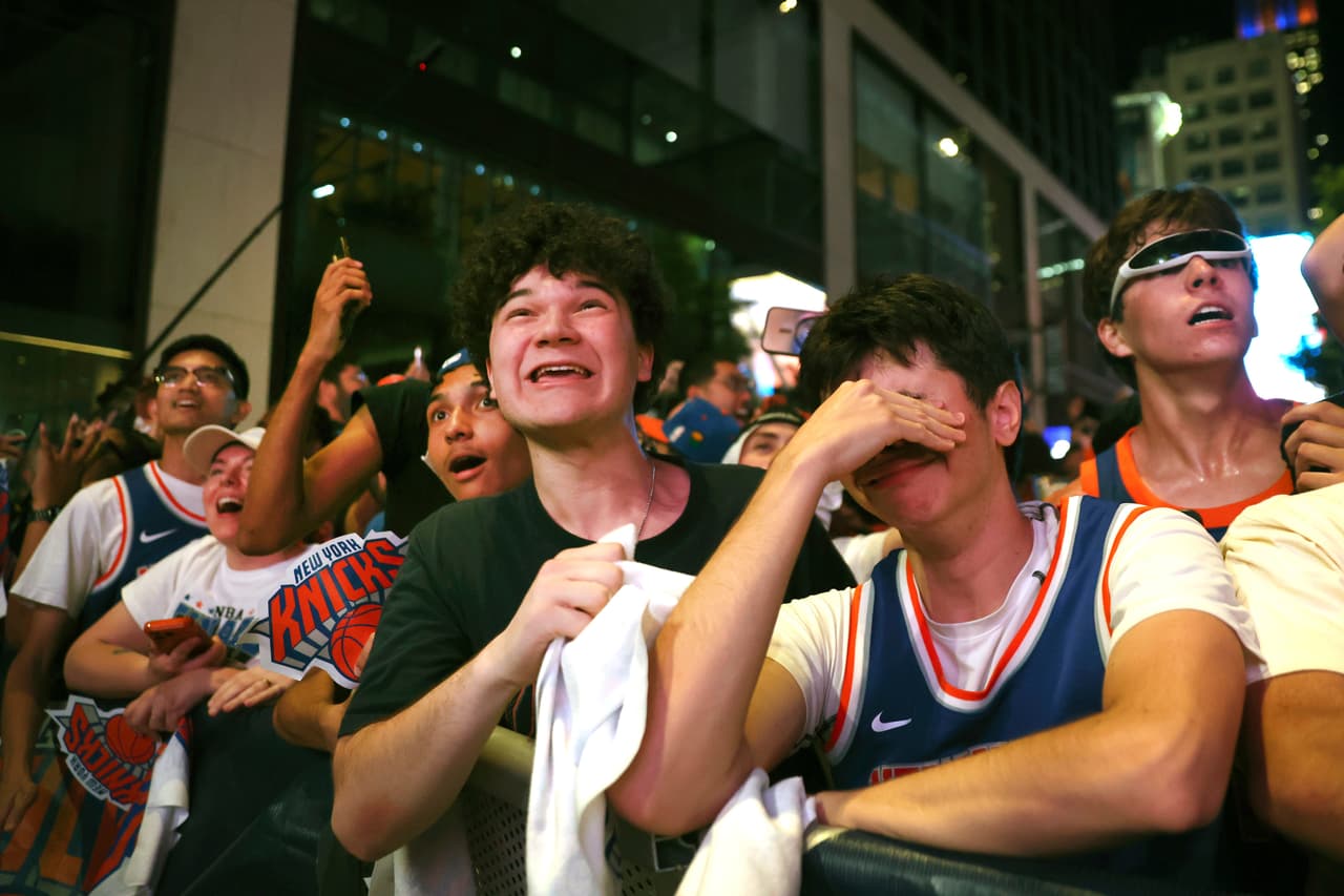 Los aficionados de los New York Knicks reaccionan mientras ven el quinto partido de las Finales de la NBA contra los San Antonio Spurs.