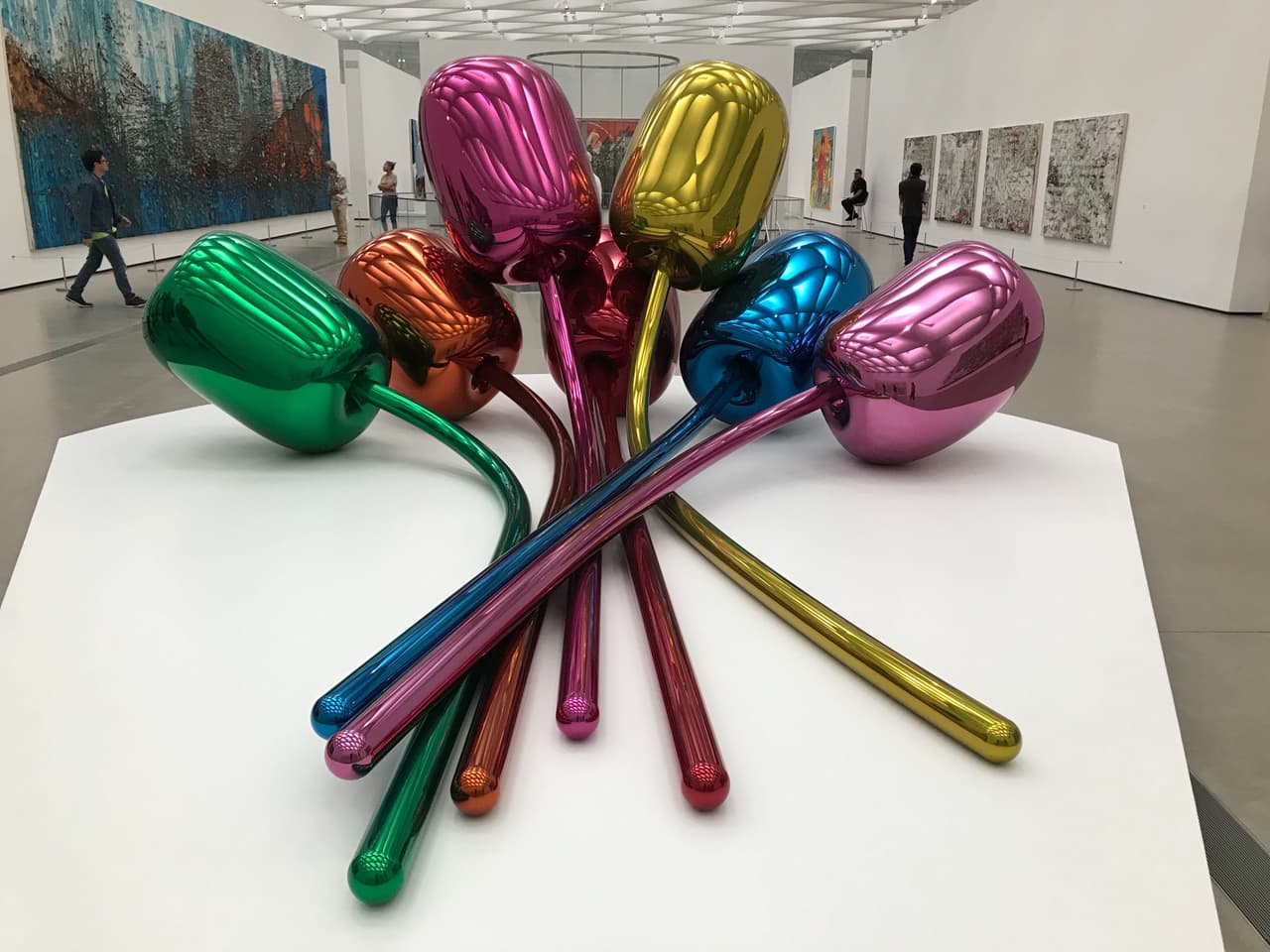 En el edificio de arquitectura moderna encontraras pinturas, esculturas y obras quinéticas e inmersivas.