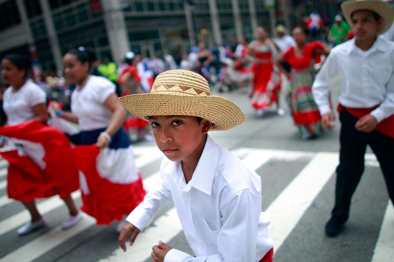 Artistas intérpretes marchan durante el Desfile Anual Dominicano del 9 de agosto de 2009.